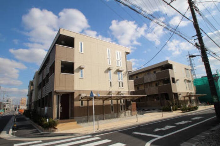 建物外観　六町駅徒歩５分（４００ｍ）