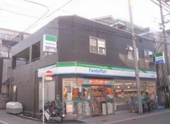 コンビニ　ファミリーマート尾山台駅南店（コンビニ）まで580m