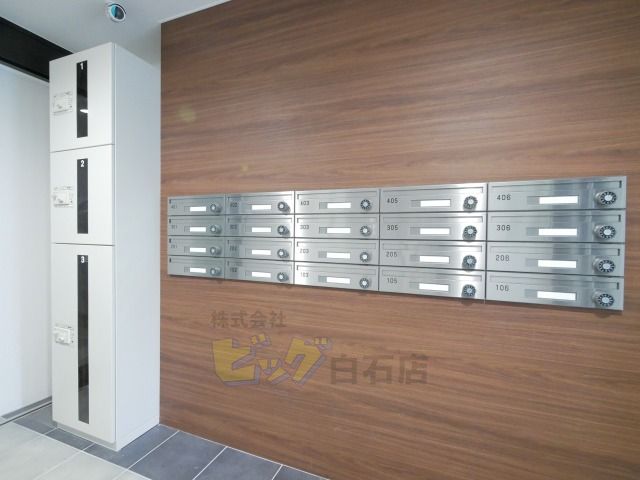 エントランス　留守中でも荷物が受け取れて便利な宅配ＢＯＸ完備しています♪