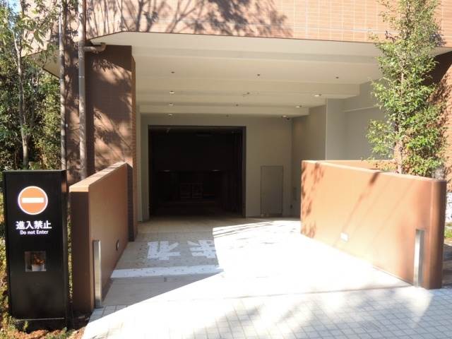 駐車場　駐車場入り口