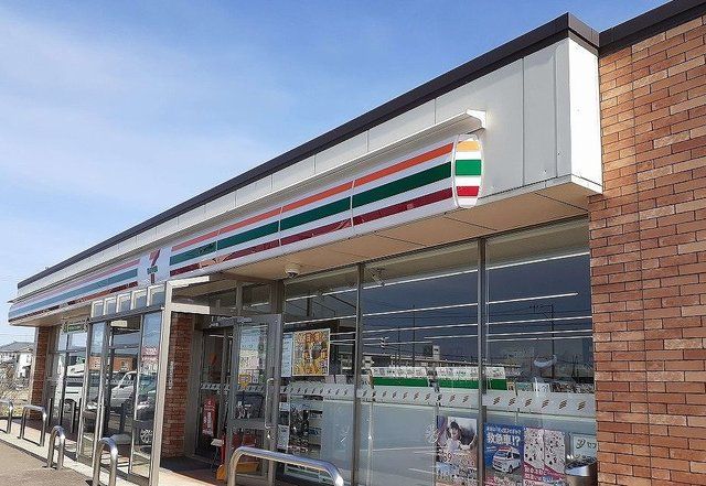 コンビニ　セブンイレブン燕灰方店（コンビニ）まで1100m