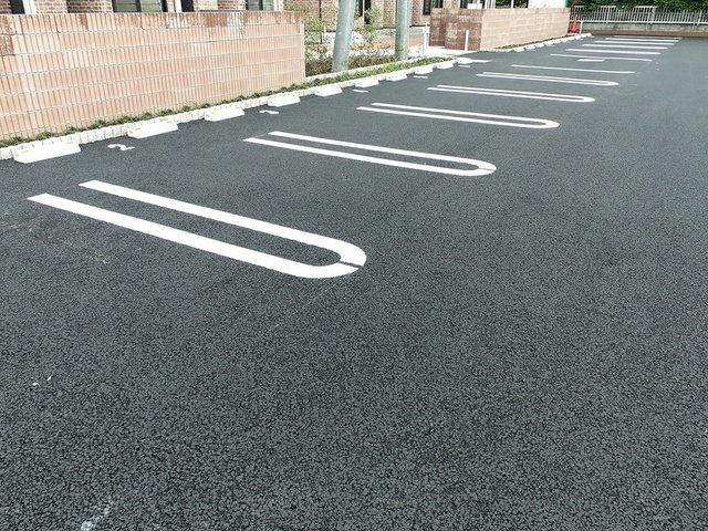 駐車場　駐車場があるので、車を買う予定の方も安心です