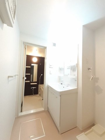 洗面設備　スペースが確保できる洗面所です