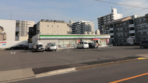 コンビニ　ファミリーマート 中丸町二丁目店（コンビニ）まで459m