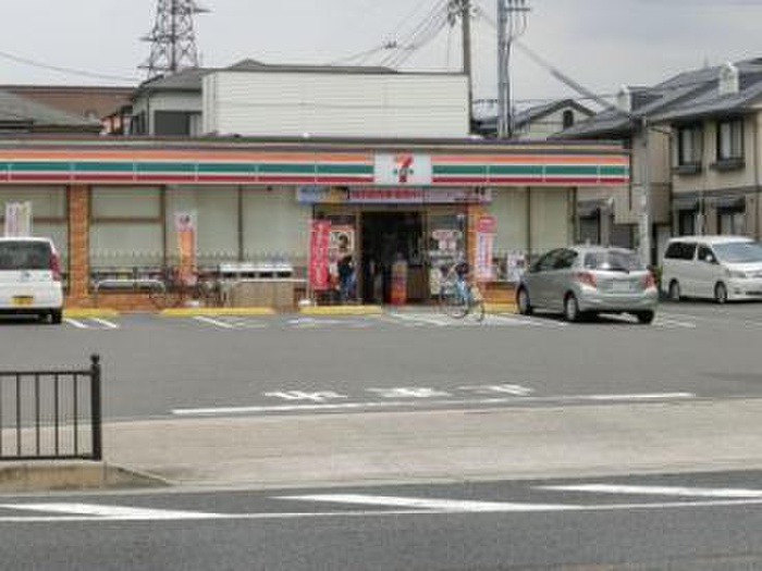 コンビニ　セブンイレブン（コンビニ）まで590m