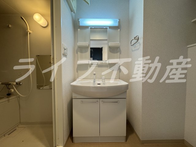 洗面設備　独立洗面台、小物を置くことができて便利です