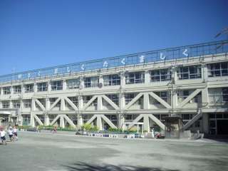 小学校　世田谷区立明正小学校（小学校）まで647m