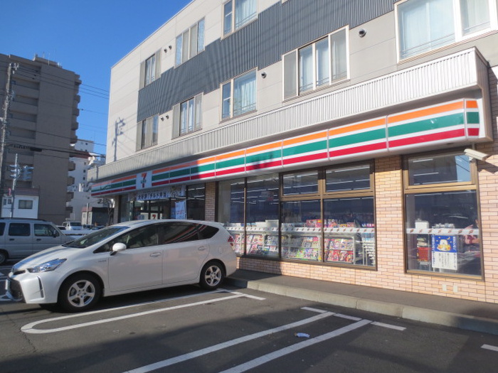 コンビニ　セブンイレブン（コンビニ）まで267m