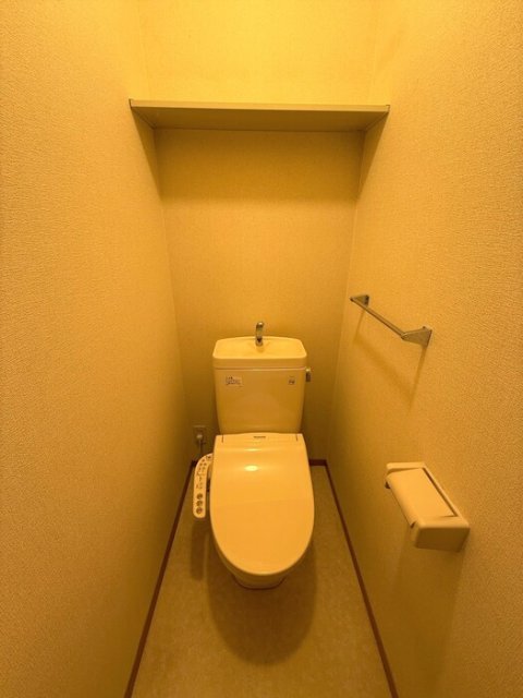 トイレ　同物件別号室の写真です。