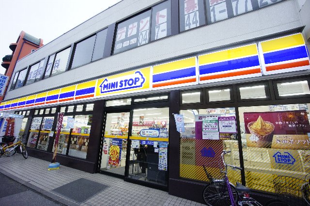 コンビニ　ミニストップ 塚田駅前店（コンビニ）まで608m
