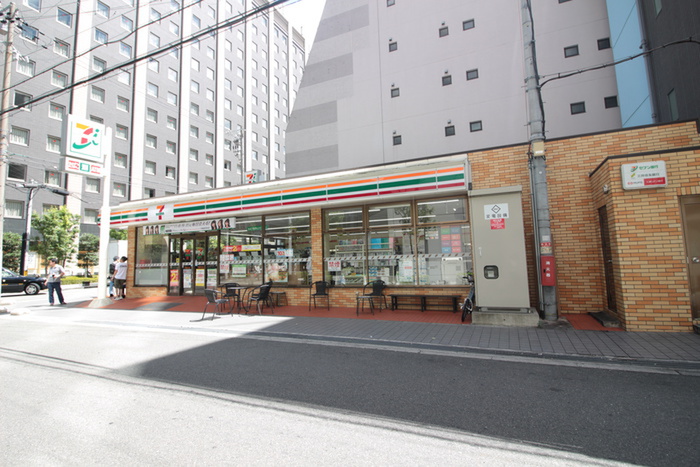 コンビニ　セブンイレブン（コンビニ）まで127m