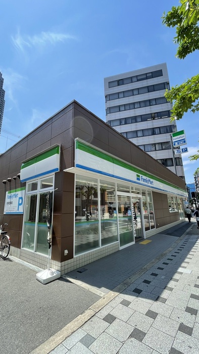 コンビニ　ファミリーマート（コンビニ）まで300m