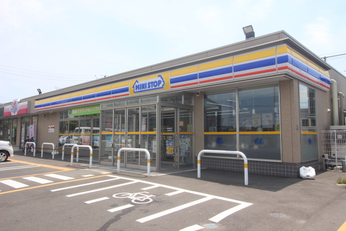 コンビニ　ミニストップ（コンビニ）まで704m