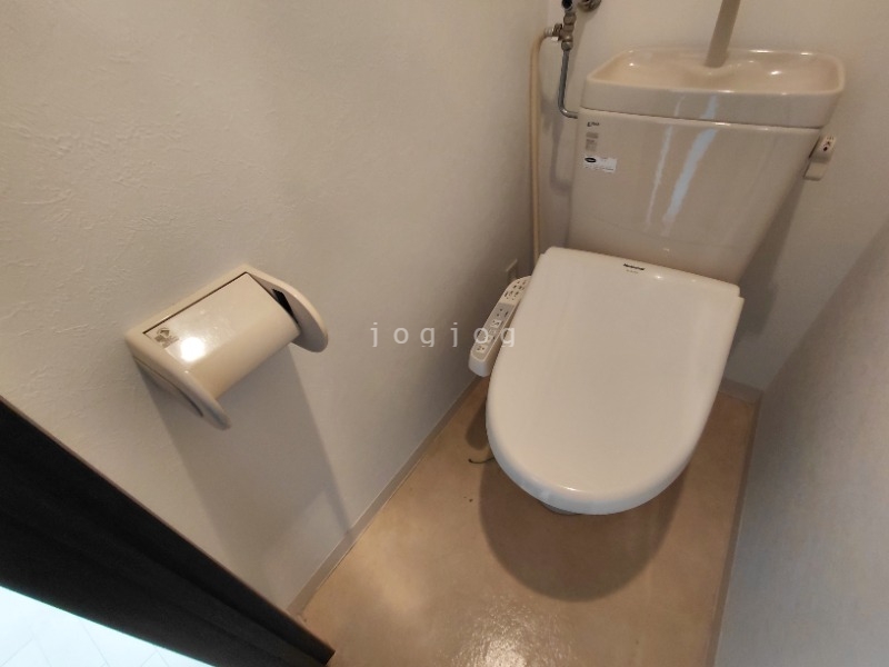 トイレ　嬉しい温水洗浄便座付きのトイレです。