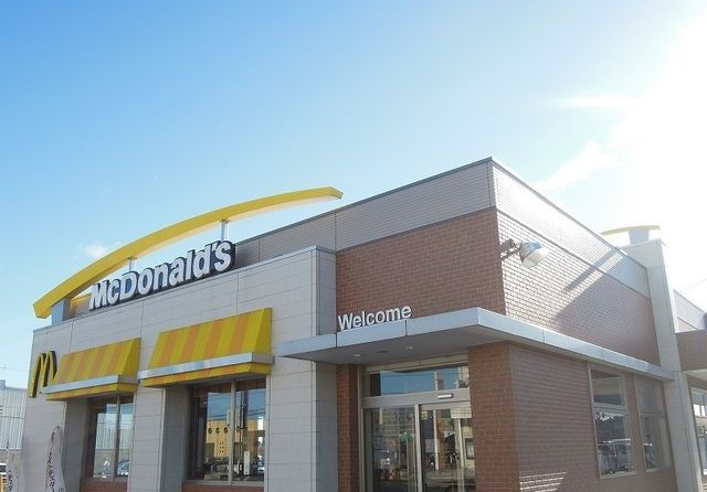飲食店　マクドナルド４５４八戸西店（飲食店）まで800m