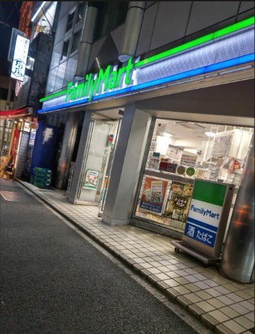 コンビニ　ファミリーマート南青山六丁目店（コンビニ）まで143m