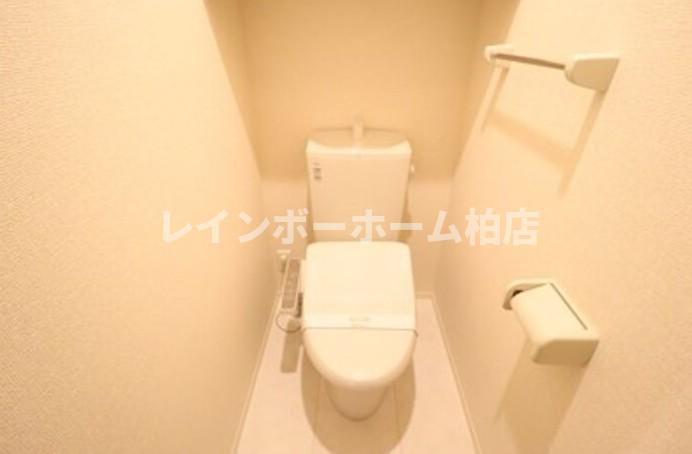 トイレ　温水洗浄暖房便座です