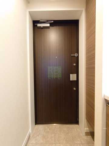 玄関　お電話でお問合せのお客様を対象に初期費用割引中。
