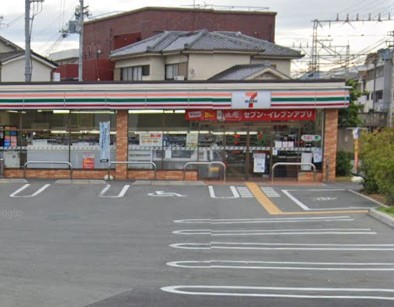 コンビニ　セブンイレブン 初芝駅東店（コンビニ）まで398m
