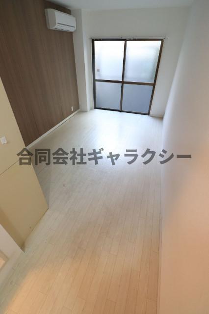 居室・リビング　7帖の洋室です
