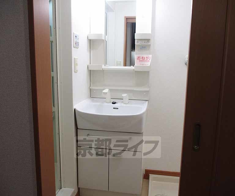 洗面設備　広々とした部屋です。