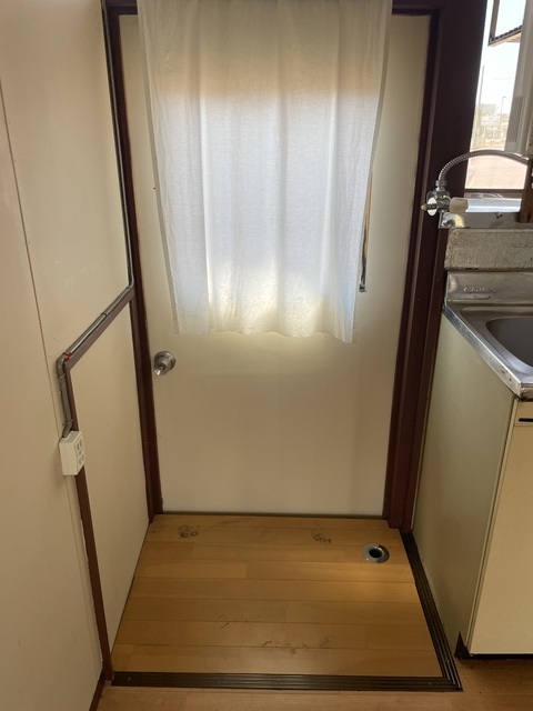その他設備　洗濯機置場　※裏口開きません。