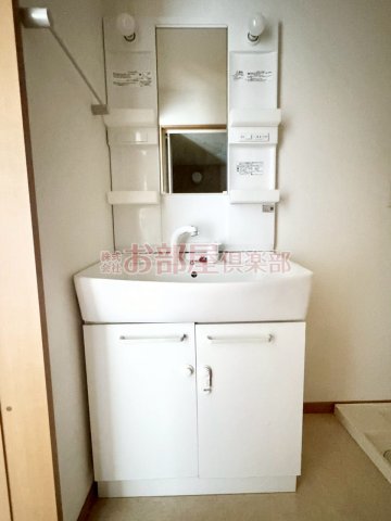 洗面設備　明るい洗面所です