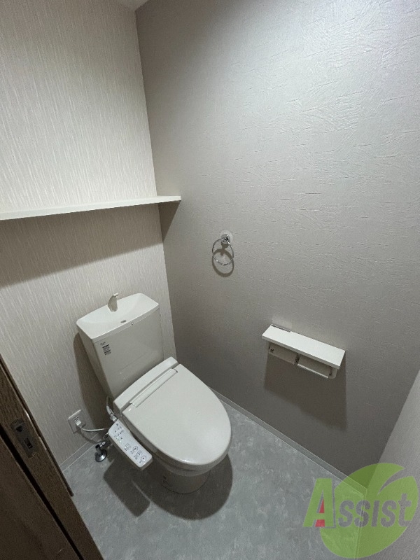 トイレ　トイレは温水洗浄便座となっており、上部には棚もついています。