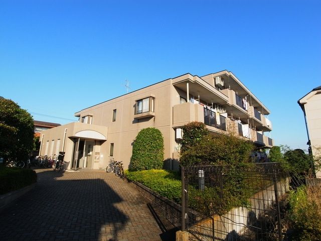 建物外観　♪外観タイル貼で陽当りの良いお部屋♪