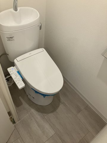 都営大江戸線 勝どき駅 徒歩8分 10階建 築40年のトイレ写真