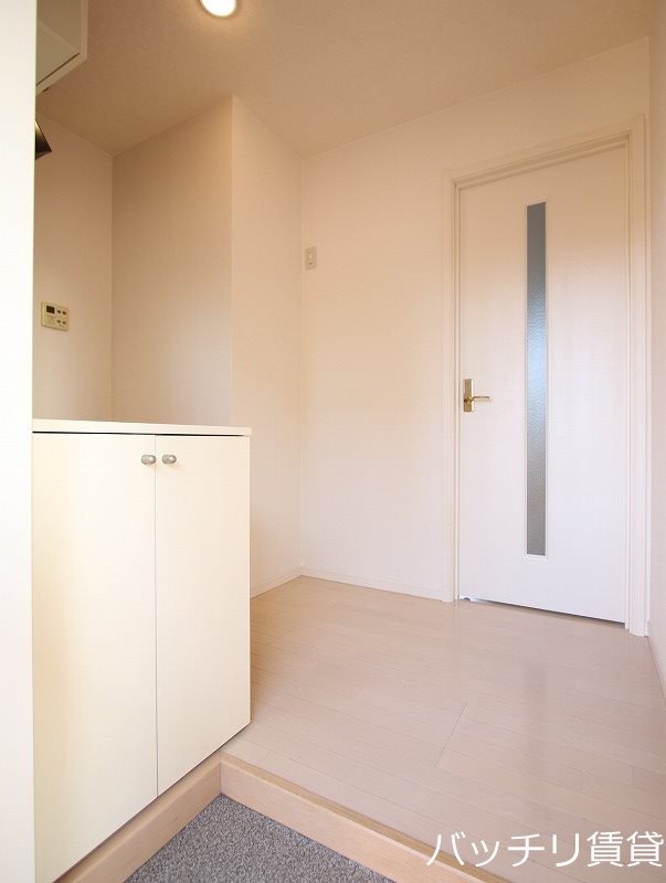 玄関　＊画像は別部屋の為イメージ、現状優先致します