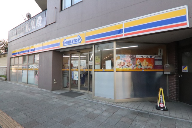 コンビニ　ミニストップ 神宮西駅前店（コンビニ）まで65m