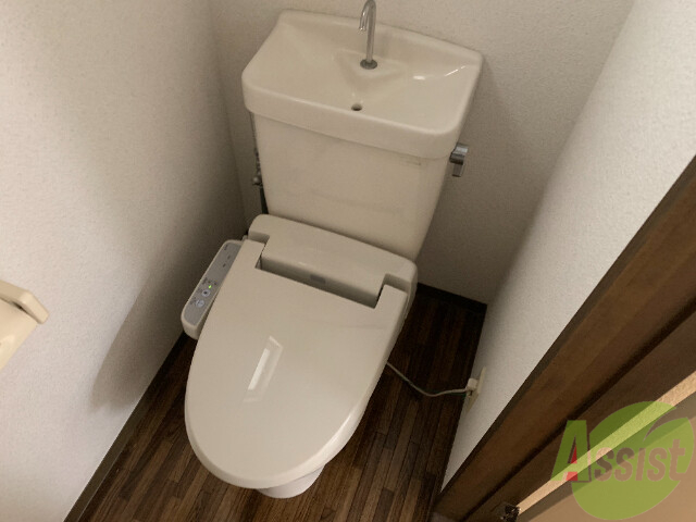 トイレ　温水洗浄便座付きのトイレは毎日快適にお使いいただけます
