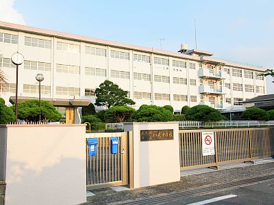 中学校　北九州市立八児中学校（中学校）まで479m