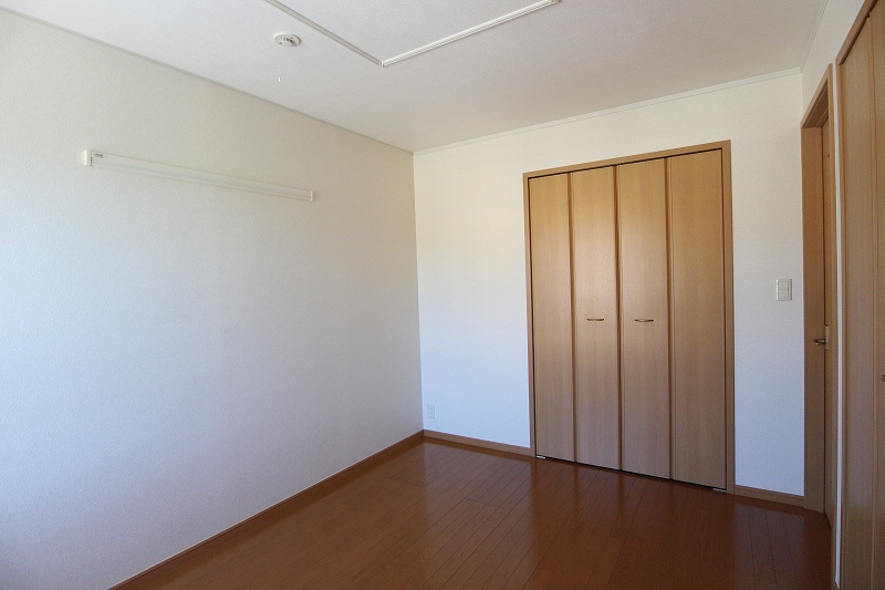 その他部屋・スペース　リビング横の洋室も日当たり良好です。