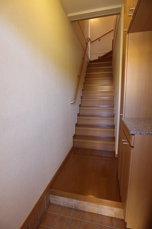 玄関　玄関からお部屋に上がる階段になります。