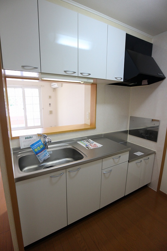 キッチン　上下に収納があるキッチンです。