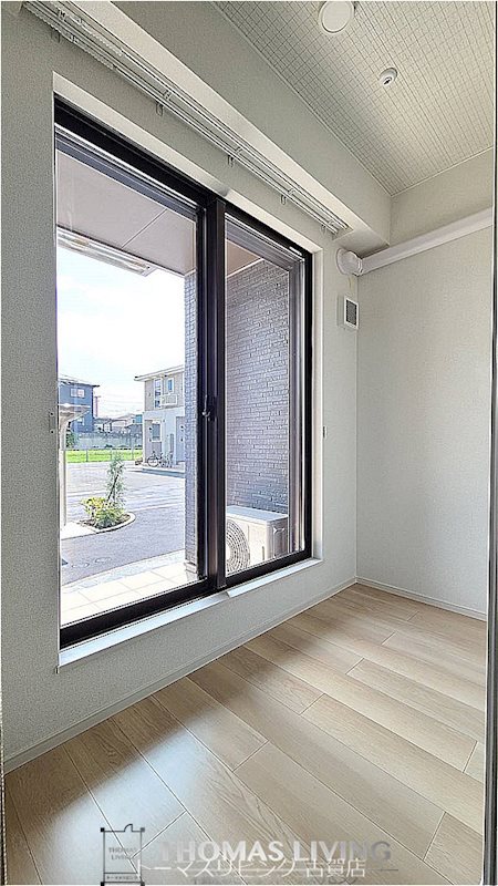 バルコニー　日当たりの良いサンルームです