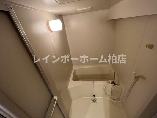 バス・シャワールーム　コンパクトで使いやすいお風呂です