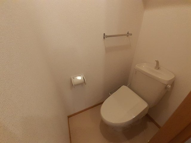 トイレ　落ち着いた色調のトイレです