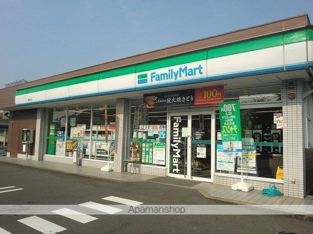 コンビニ　ファミリーマート関桜町店（コンビニ）まで550m