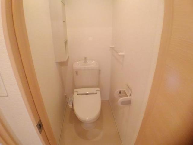 トイレ　落ち着いた色調のトイレです