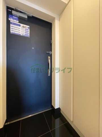 レジディア三軒茶屋IIIの玄関写真