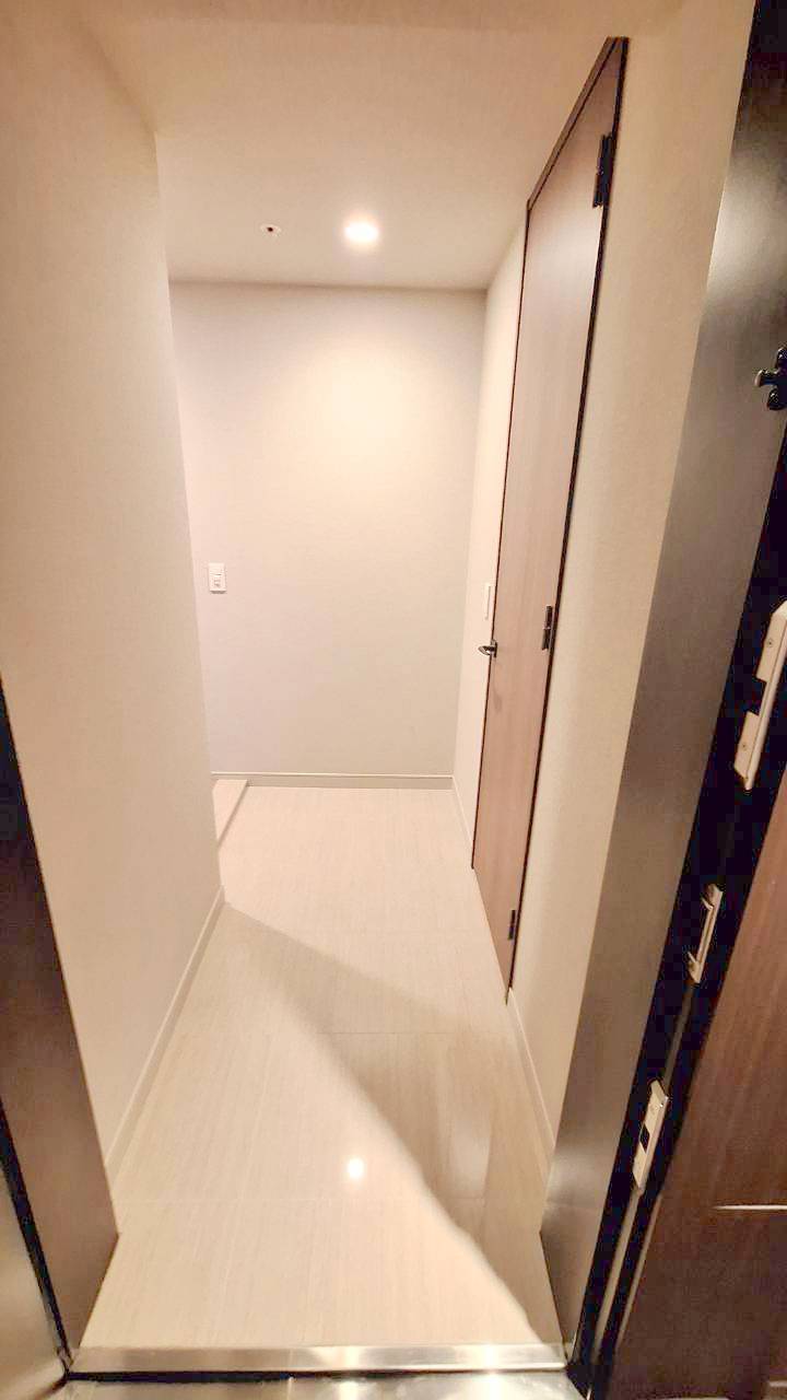 玄関　※同物件別部屋参考写真です