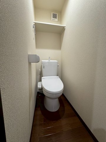地下鉄東山線 本陣駅 徒歩4分 2階建 築10年のトイレ写真