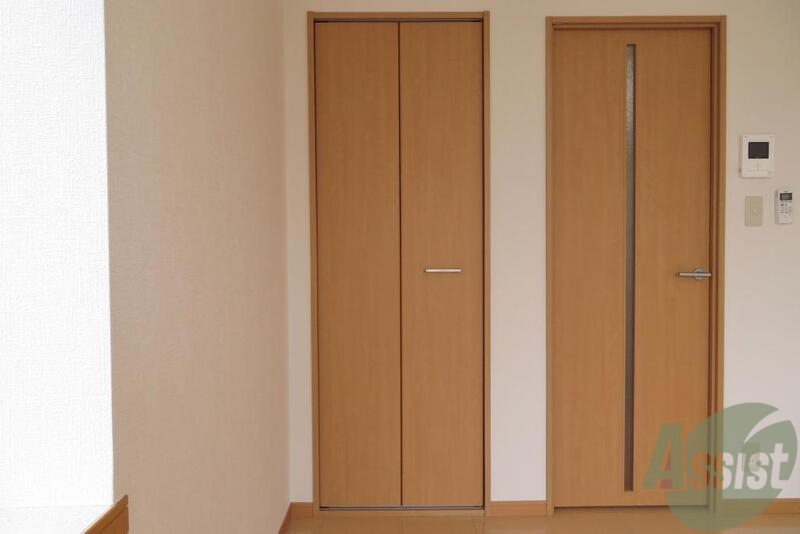 収納　クローゼットとドア見間違えないように注意です。左が収納です。