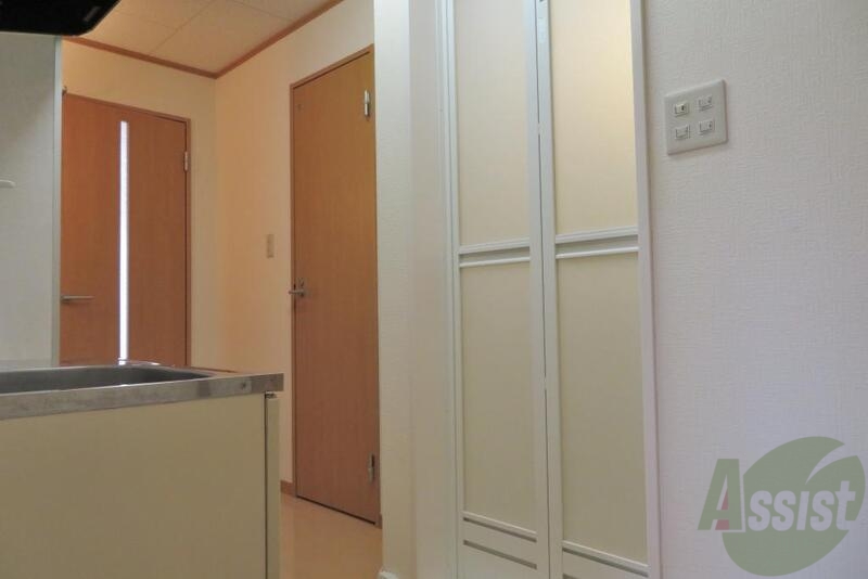 玄関　玄関の前にお風呂があるので帰宅時すぐお風呂に入れますねー。