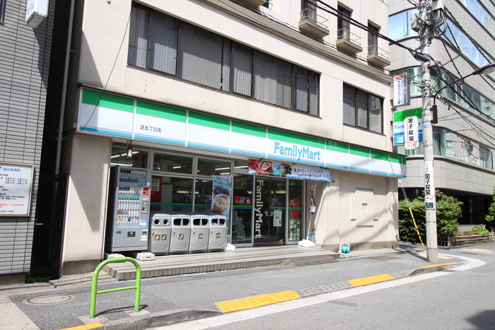 コンビニ　ファミリーマート（コンビニ）まで26m