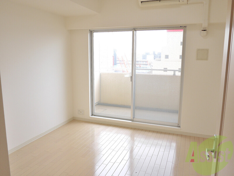 居室・リビング　南向きで明るいお部屋。なんてたって江坂駅徒歩３分の立地です！