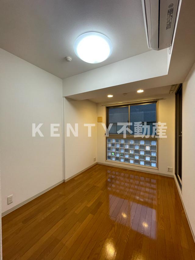 その他部屋・スペース　落ち着いた色調の寝室です